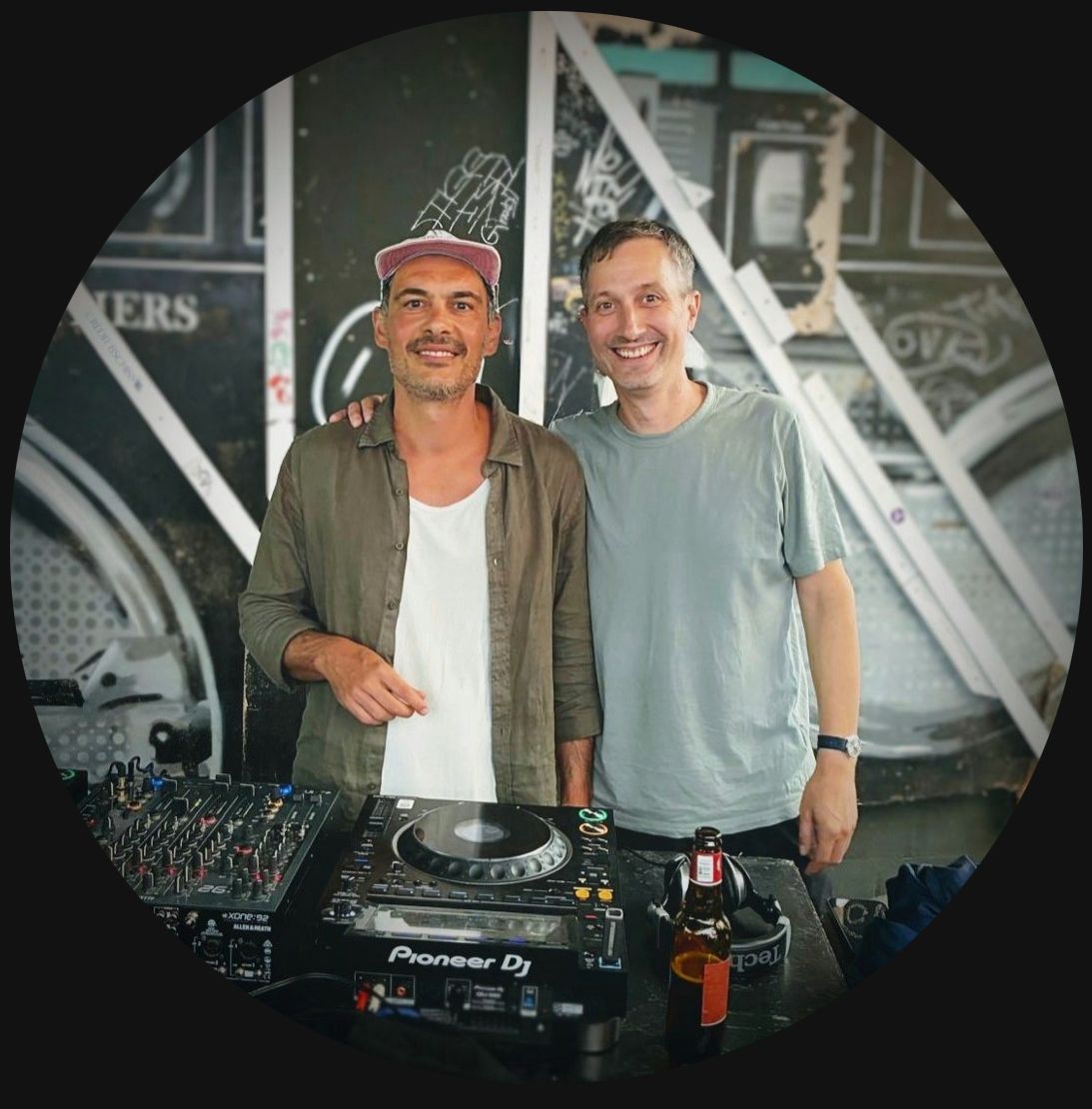 /dms1093  /cargobar-event-pictures/2025/DJs/arpaghausfloete.jpeg